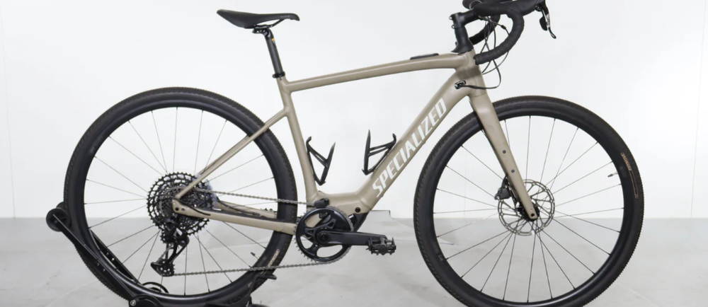 a white Specialized Turbo Vado SL 4.0 EQ electric city bike