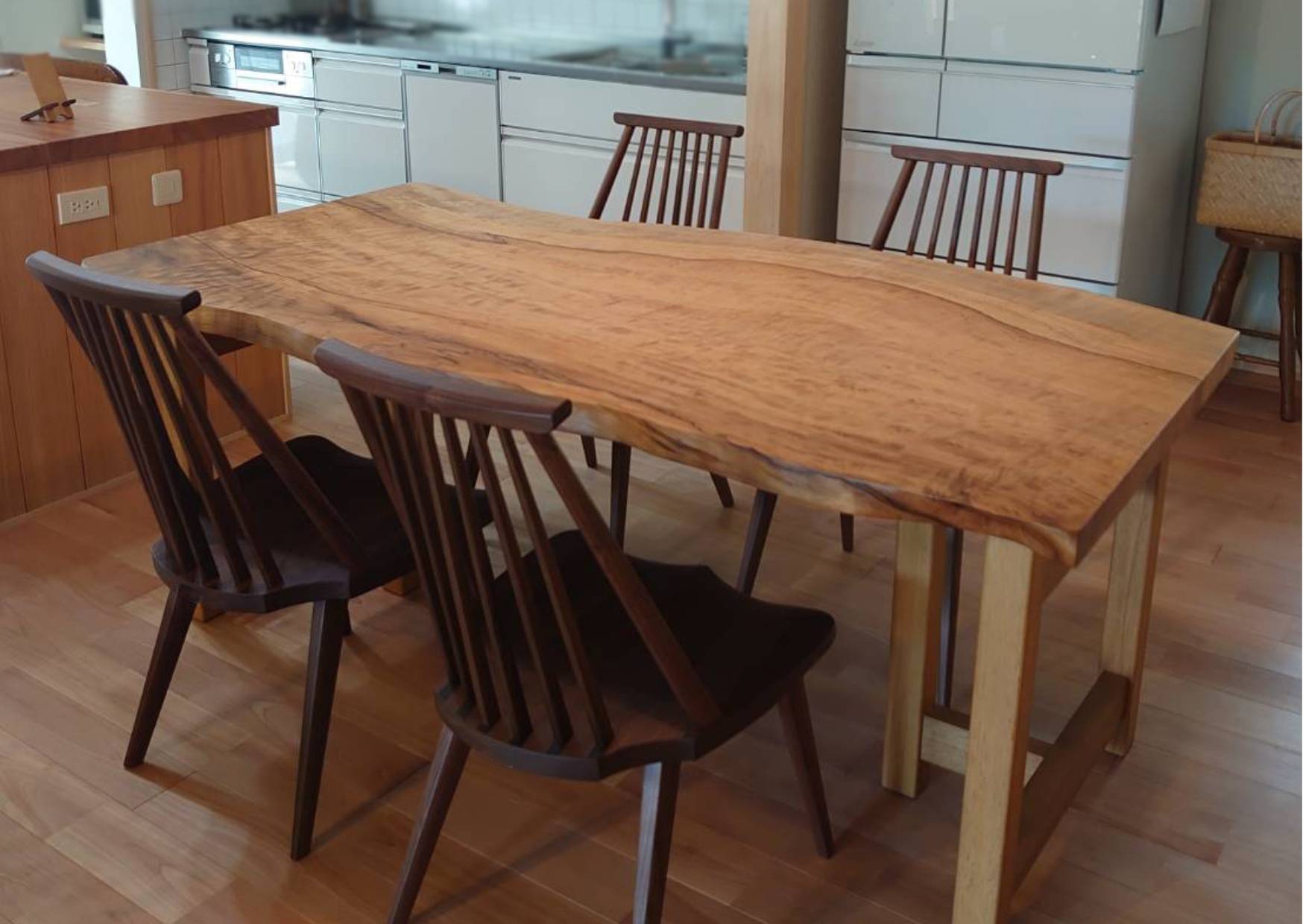 木の風合い豊かな一枚板テーブルのダイニングセット