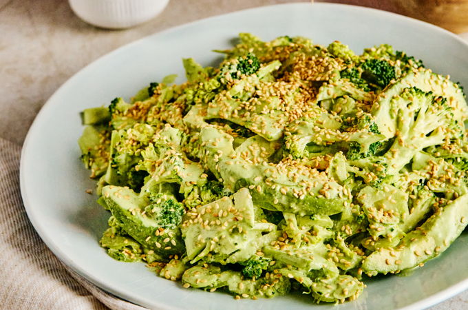 Salade de brocoli, vinaigrette crémeuse au tahini