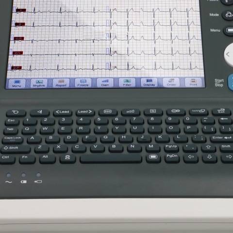 Elettrocardiografo con tastiera alfanumerica completa per un rapido inserimento dei dati del paziente