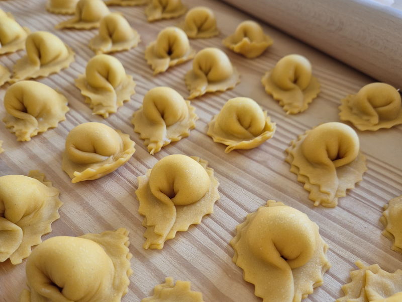 Cours de cuisine Reggiolo: L'été chez grand-mère : tortelloni et pêches au four