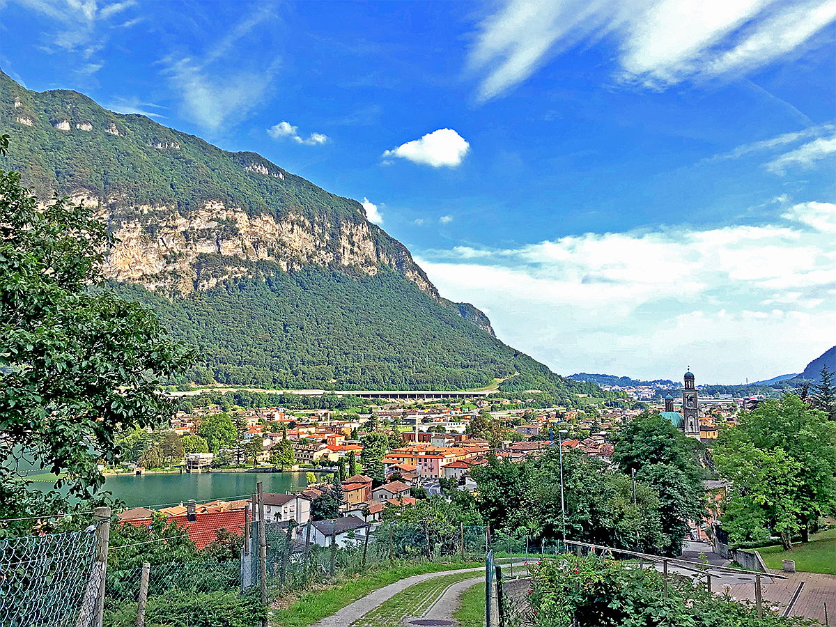  Lugano
- Blick auf Riva San Vitale und den Monte Generoso
