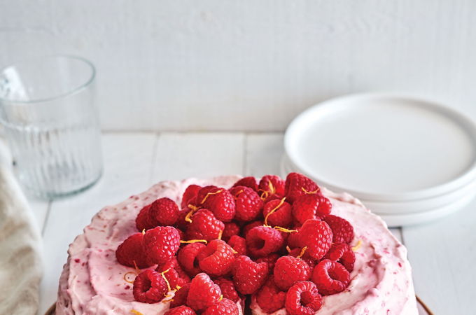 Gâteau des anges aux framboises, crème fouettée au fromage à la crème