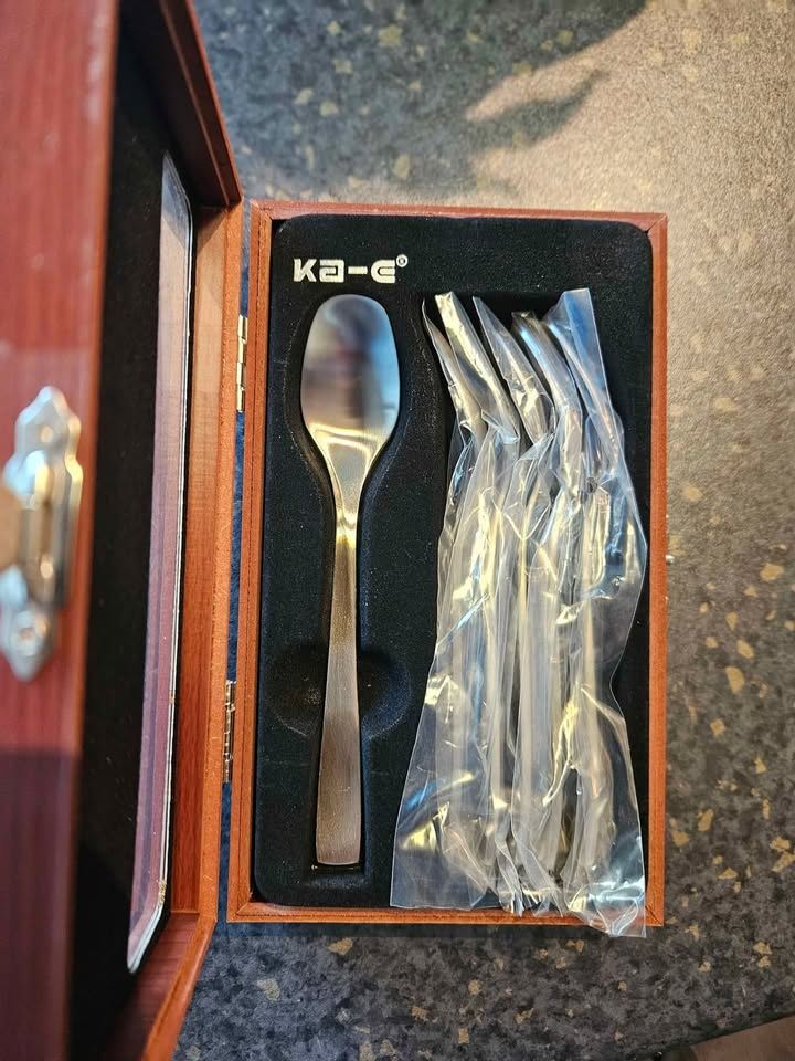 Teaspoons 3 Sets of 6 pieces, in Presentation Box.