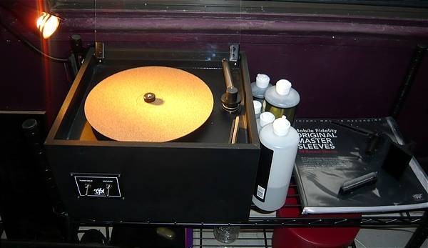 Record cleaning station