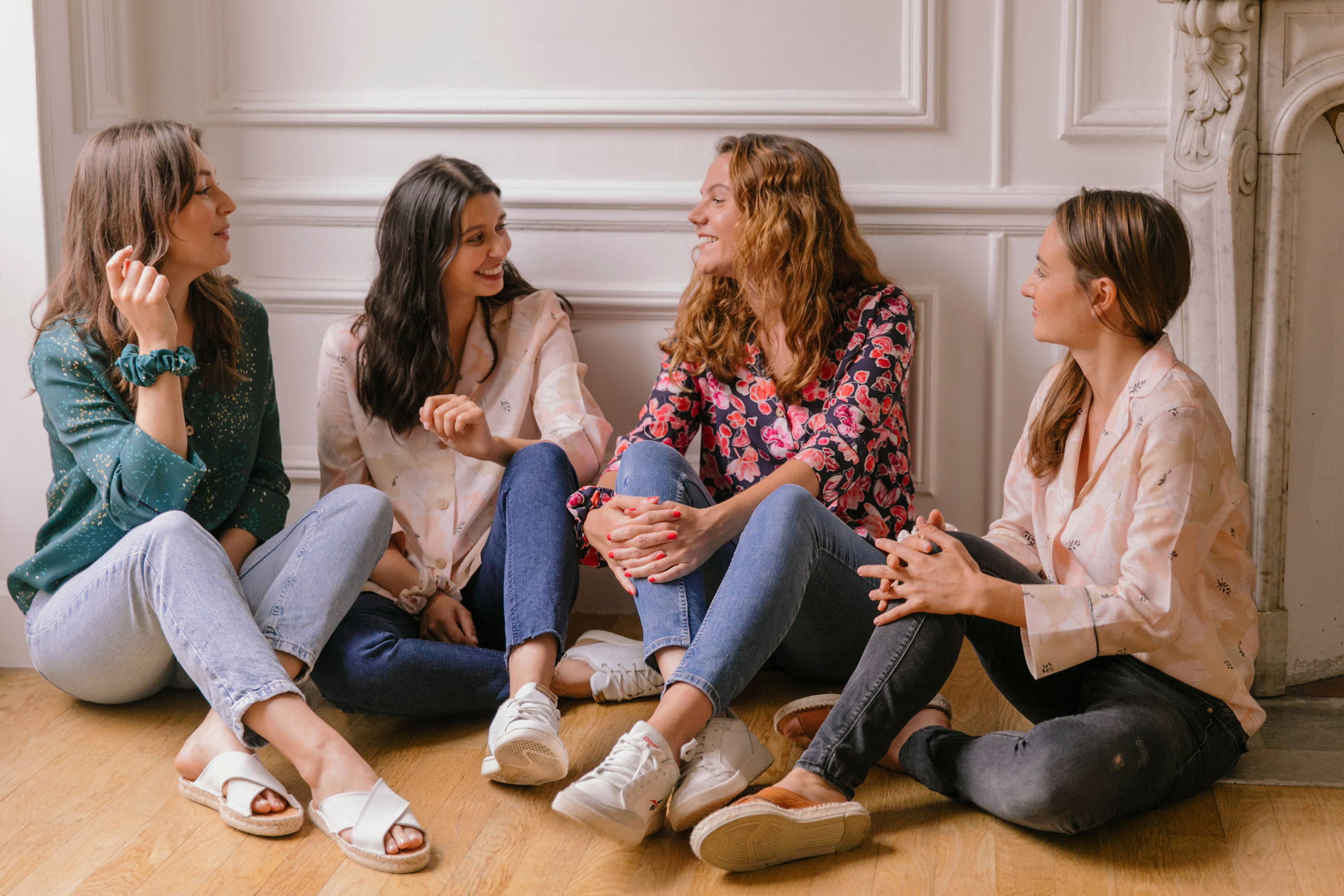 Nêge Paris – Chemises de pyjamas de la première collection automne-hiver dans des coloris verts, bleus et rouges et roses poudrés