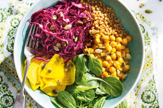 Pois chiches rôtis, blé mou et légumes marinés