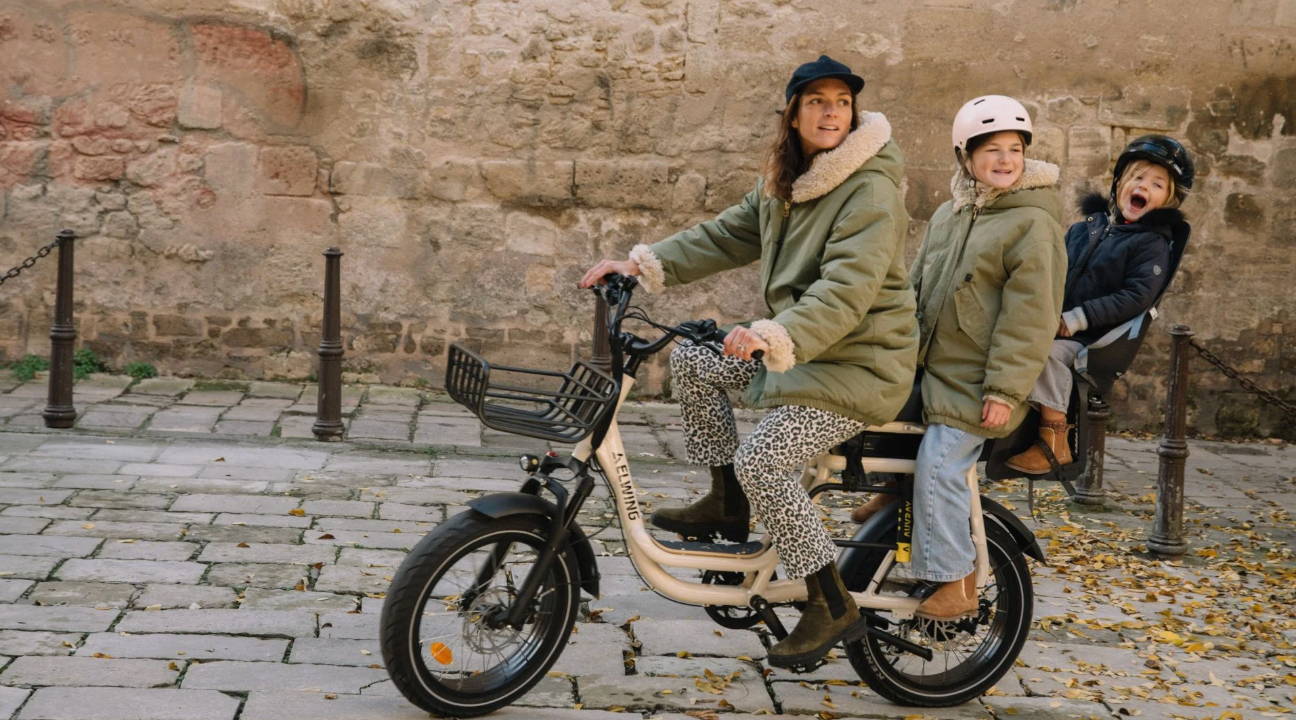 Une maman a acheté le Yuvy 2 de Elwing chez ShiftBikes pour se déplacer avec ses enfants à Paris