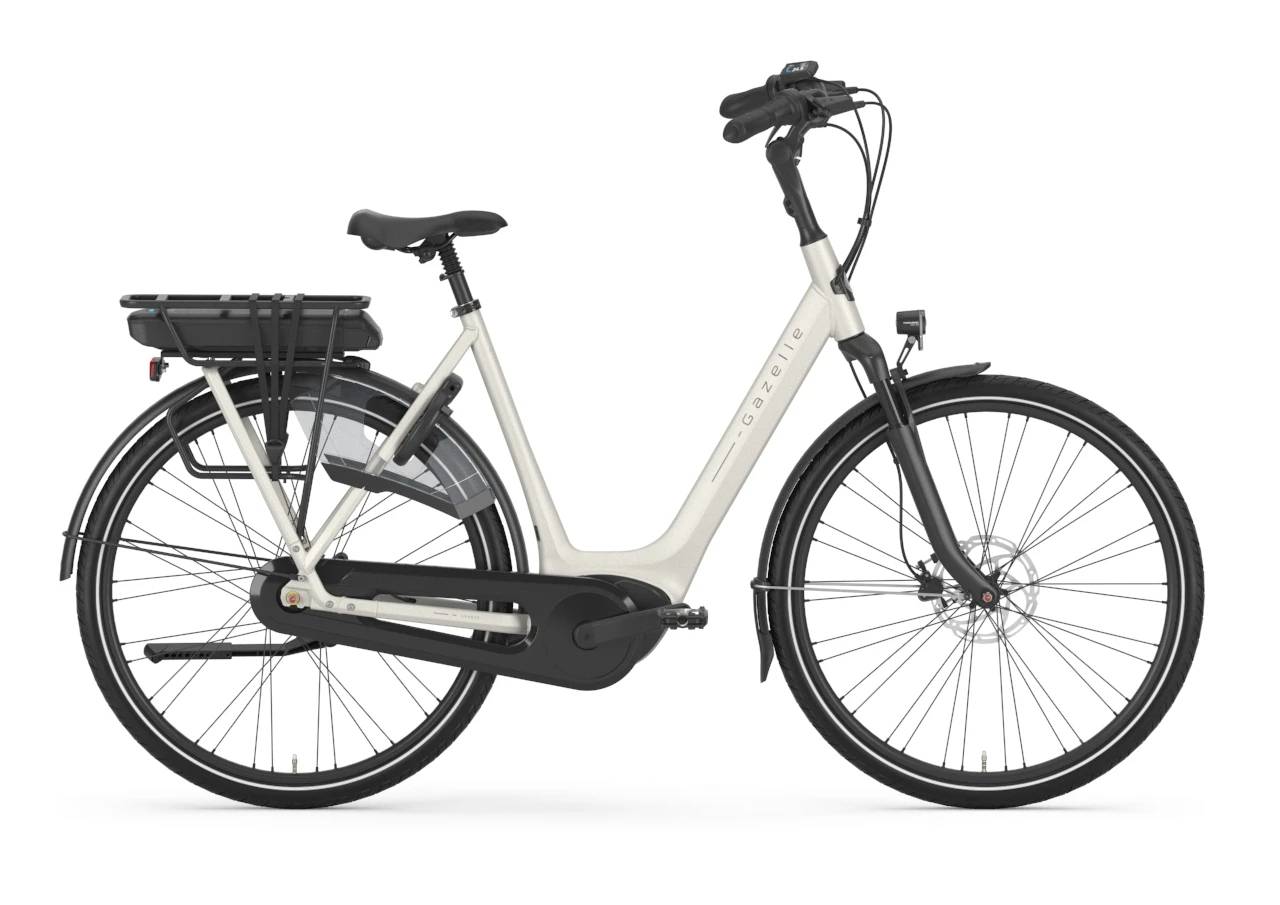 Gazelle Paris C7 elektrische stadsfiets met lage instap, afgebeeld in zijaanzicht op neutrale achtergrond, met Bosch middenmotor, gesloten kettingkast, verende voorvork en zadelpen, MIK-bagagedrager en spatborden – gericht op comfortabel dagelijks gebruik en woon-werkverkeer.
