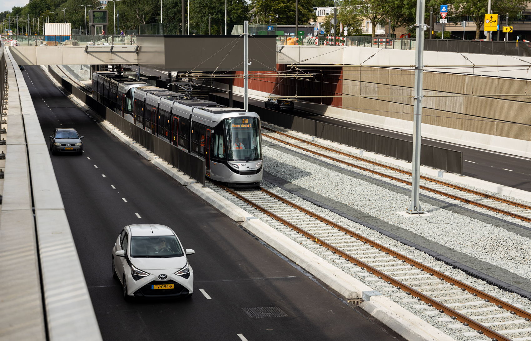 Ook voor het eerst: een tram door de verdiepte bak van de Sportlaan. Ook voor het eerst: een tram door de verdiepte bak van de Sportlaan.