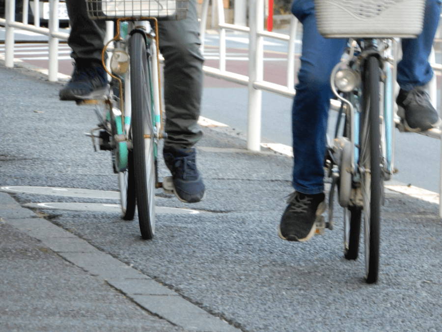 歩道を走る自転車のタイヤ