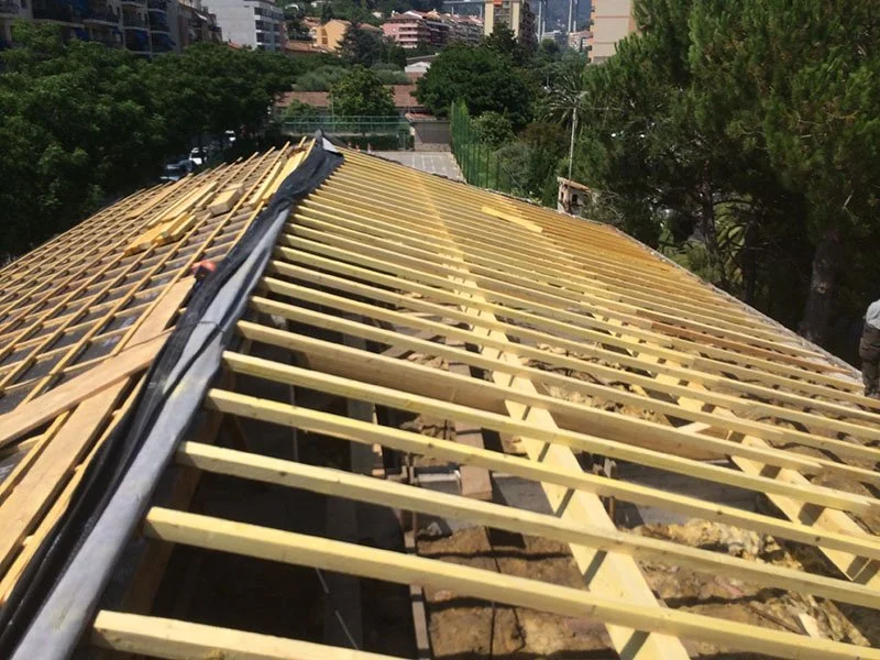 Réfection de la toiture de l’école de Menton en tuiles romanes — photo 5 sur 9 — CEG TOITURE
