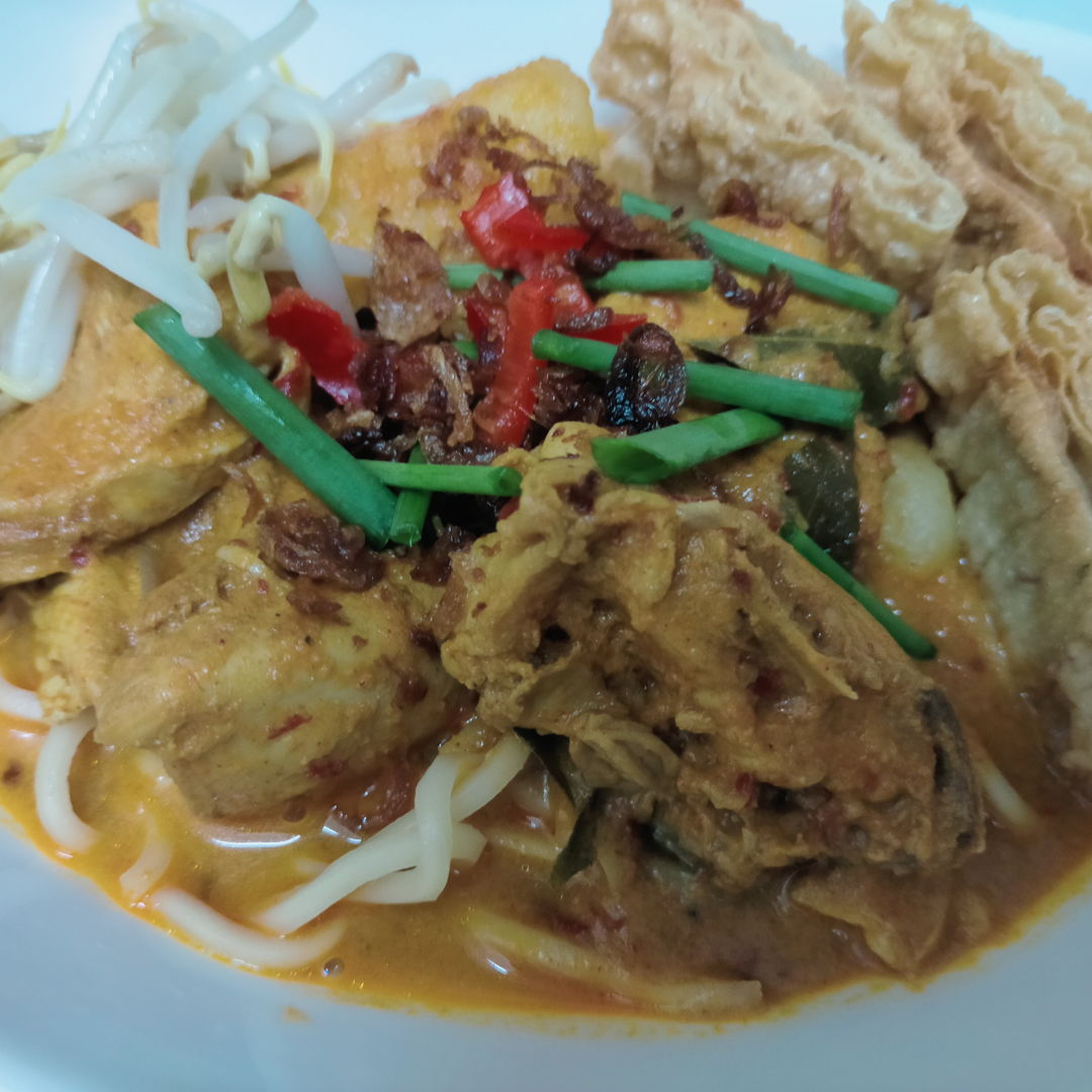 With the extra curry chicken from last night, I made curry chicken noodle! The curry goes so well with the noodle plus the fried tau kee and the condiments. The taste is really good!