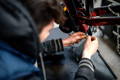 Mécanicien Upway en train de travailler sur les connexions électriques d'un VAE