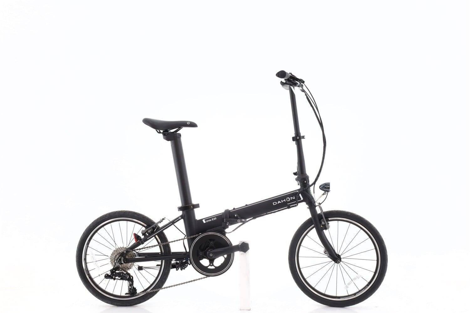 Dahon Unio E20 elektrische vouwfiets met middenmotor en lage instap op witte achtergrond, geschikt voor woon-werkverkeer en dagelijks gebruik.