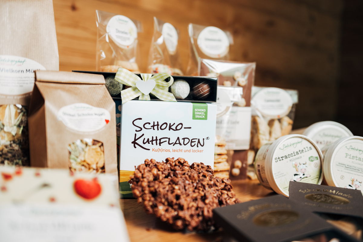 Schokokuhfladen liegt inmitten anderer Produkte