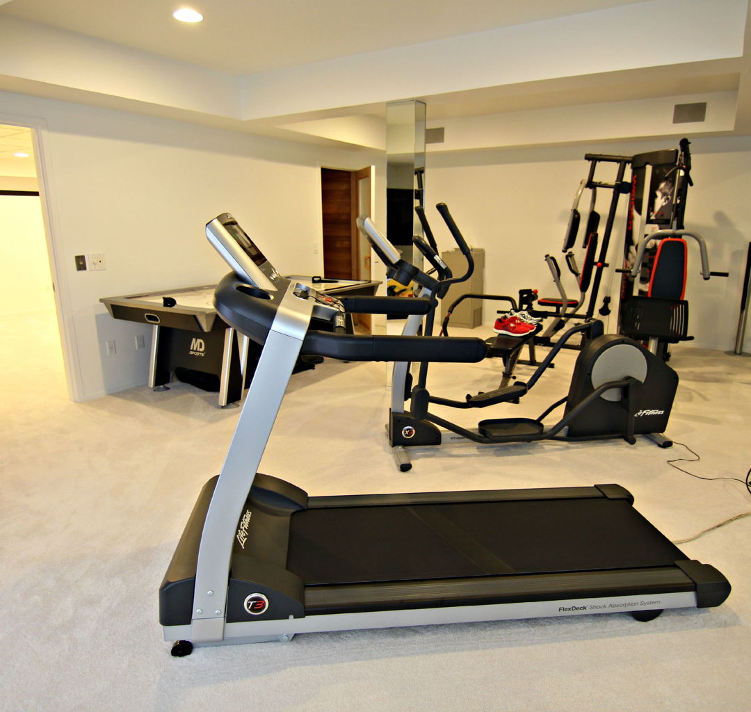 exercise room featuring carpet