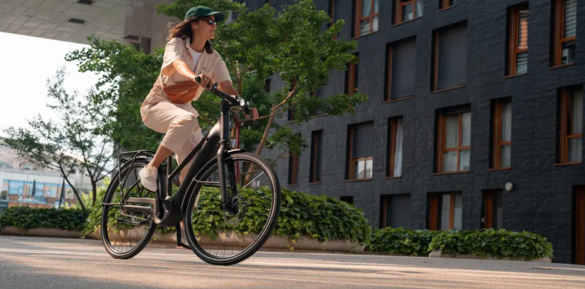 Imagen de recurso de una mujer rodando con su e-bike.