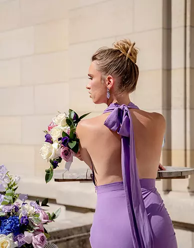 Un mannequin portant une robe violette de That Original