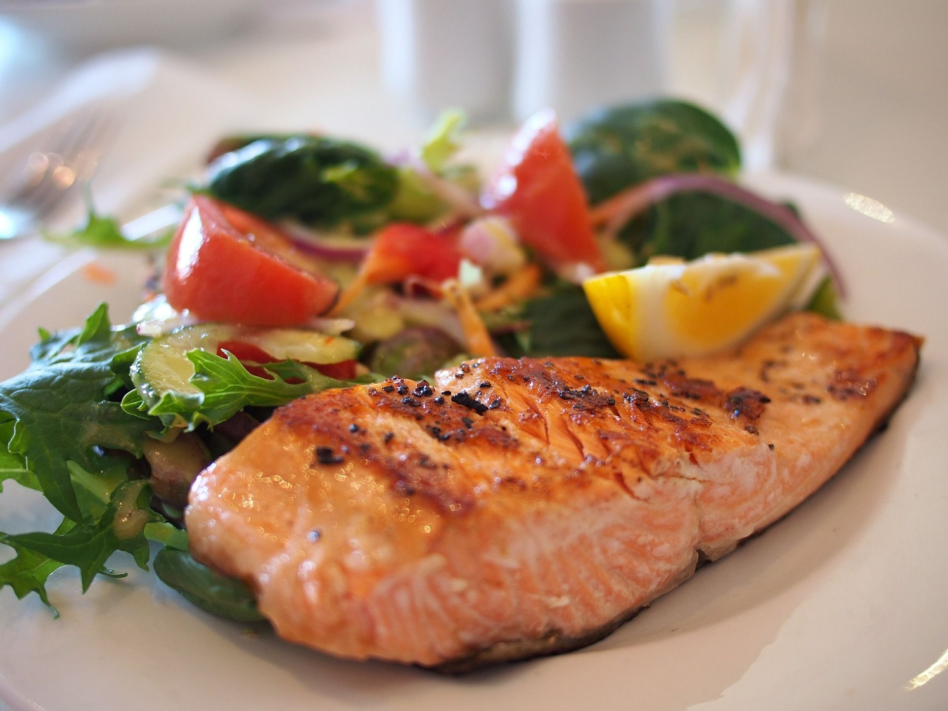 Salmon fillet and vegetables