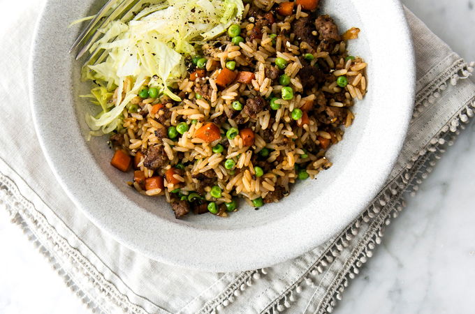 Riz frit au boeuf et aux petits pois