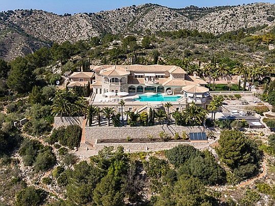  Balearic Islands
- Högkvalitativt villakomplex med pool i Mallorcas gröna omgivningar framför en bergig kulle