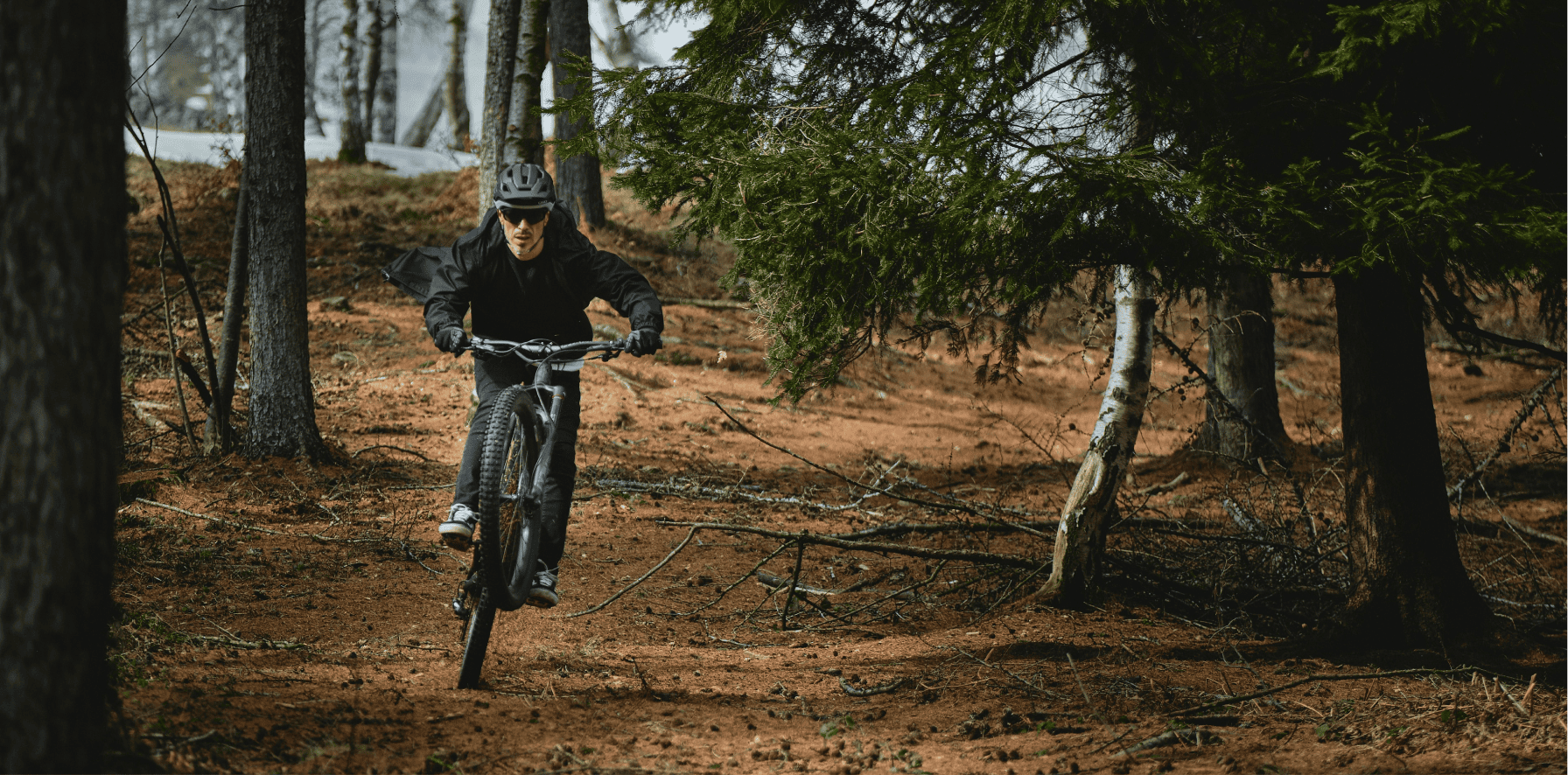 hombre usando bicicleta eléctrica de montaña