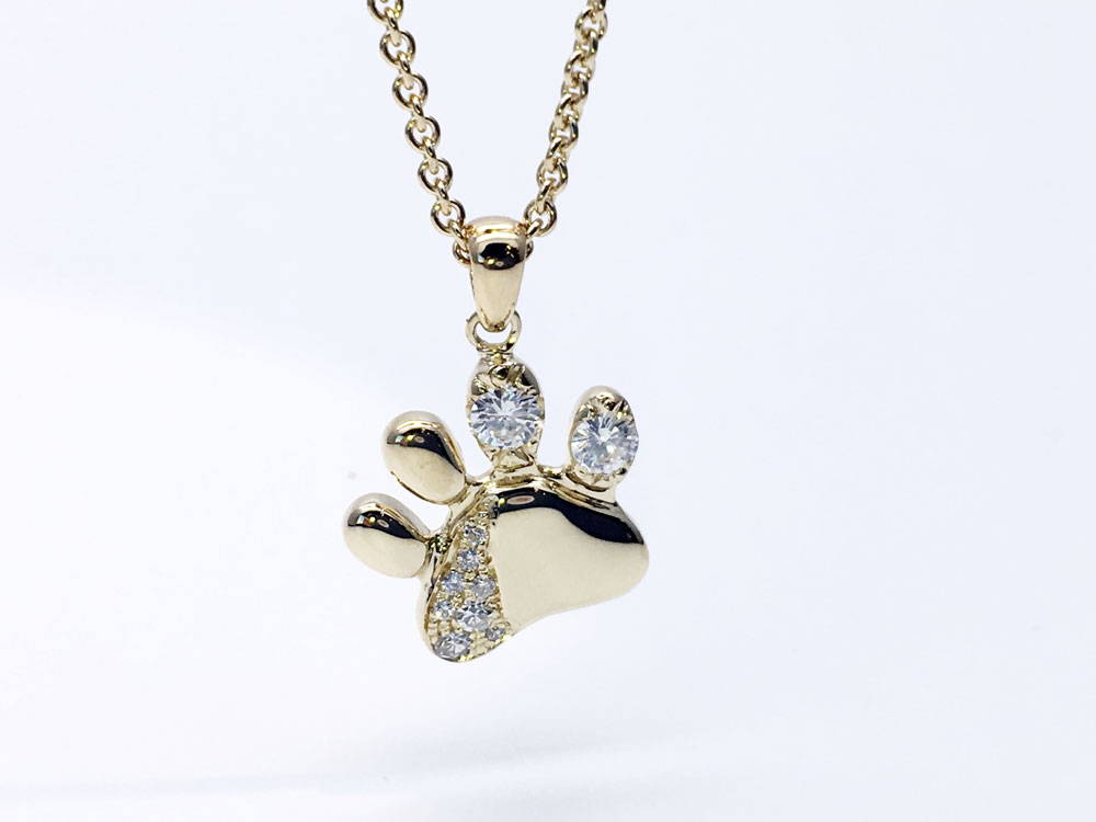 Cat's paw pendant in yellow gold with diamond-paved stones 