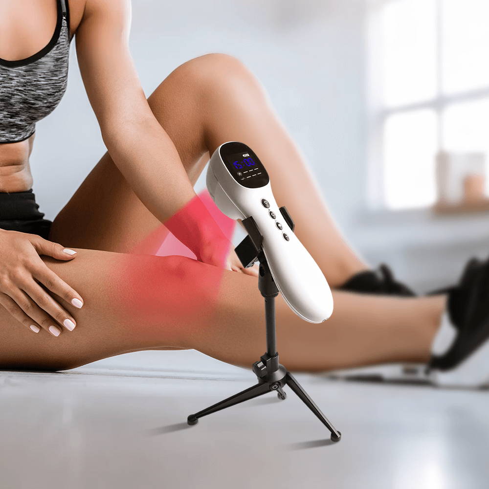 Wellue Koude Lasertherapie + TENS-apparaat toegepast op het been voor verlichting van kniepijn met behulp van een handsfree statiefopstelling