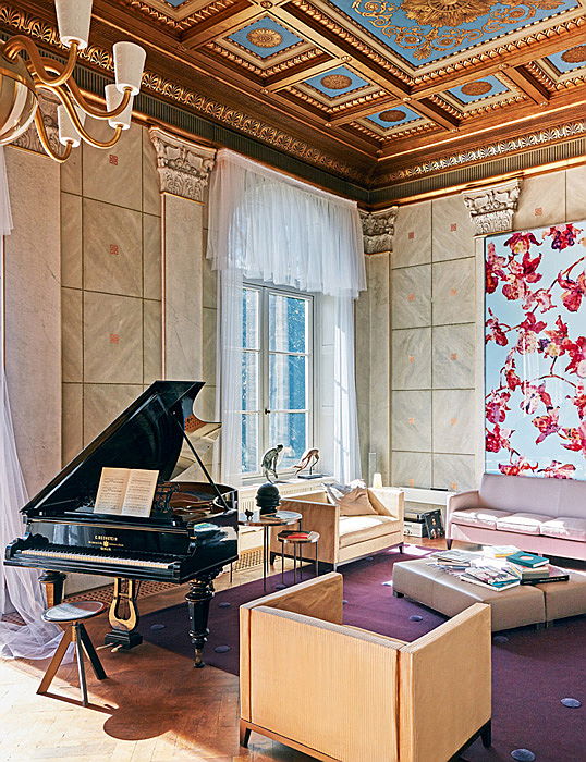  Praha 5, Smíchov
- Luxusní interiér s klavírním křídlem ve vile Karla Lagerfelda.
The luxurious interior of Karl Lagerfeld’s villa, showcasing his grand piano.