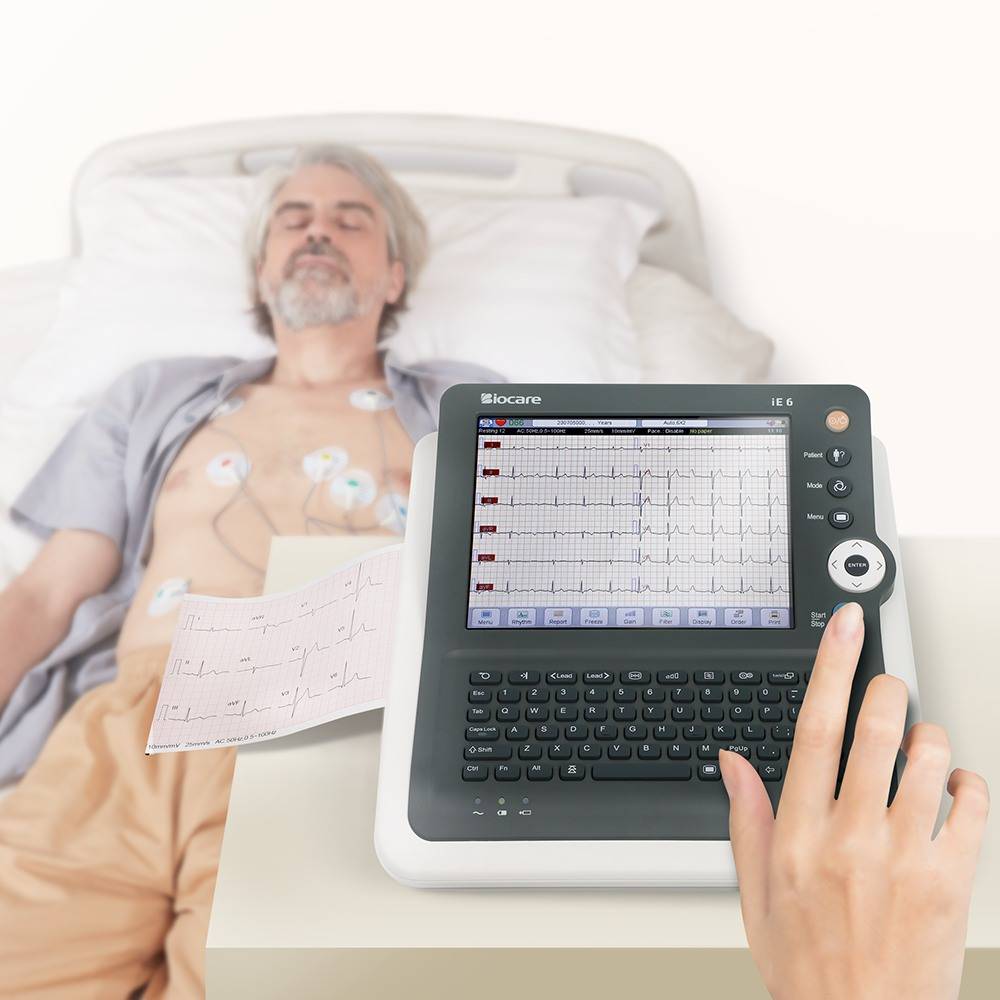 Verwenden Sie das 6-Kanal-EKG-Gerät Biocare iE6, um EKG-Tests für den Patienten durchzuführen