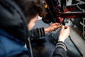 Un technicien vélo en train d’effectuer une réparation moteur sur un VAE