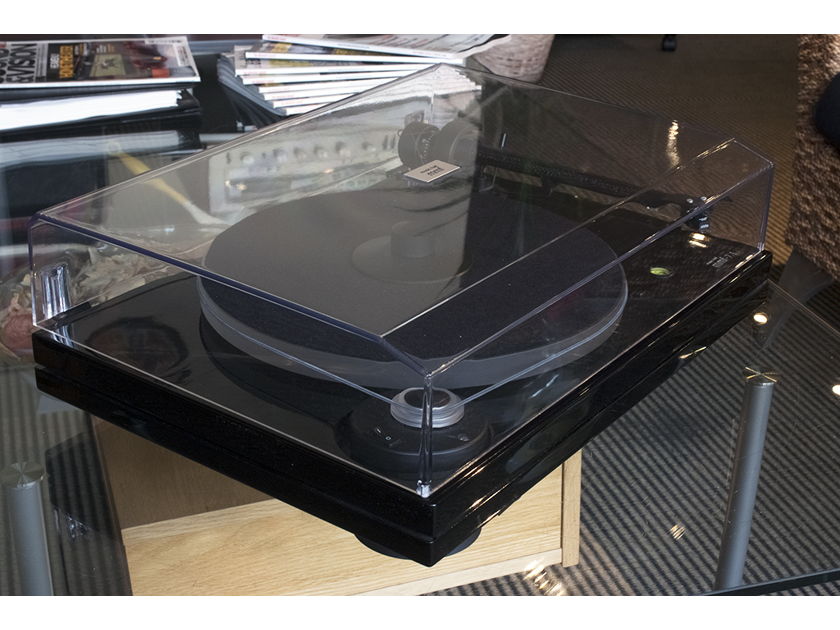 Music Hall MMF-7.1 Turntable With Carbon Fiber Tonearm
