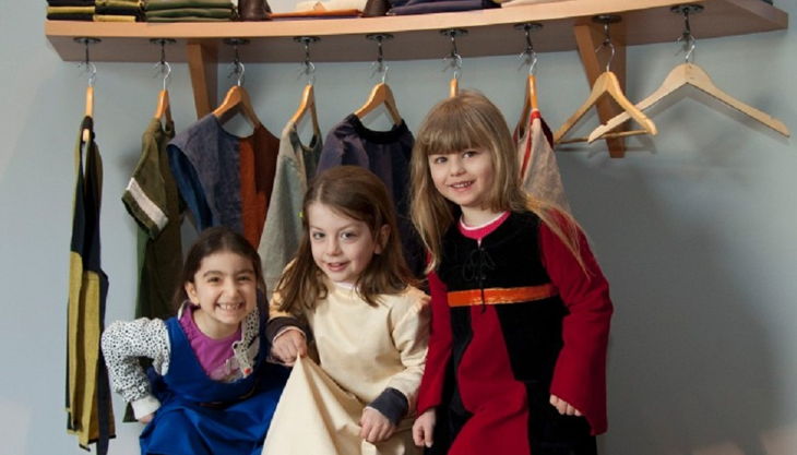 kindermuseum adlerturm mädchen in kostümen