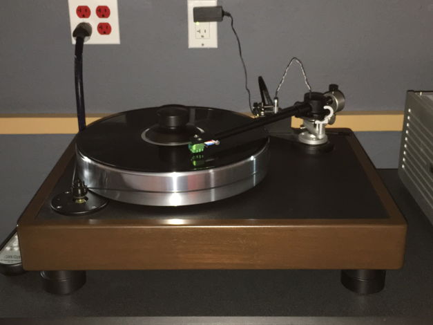VPI Industries Classic turntable in walnut finish w/ up...