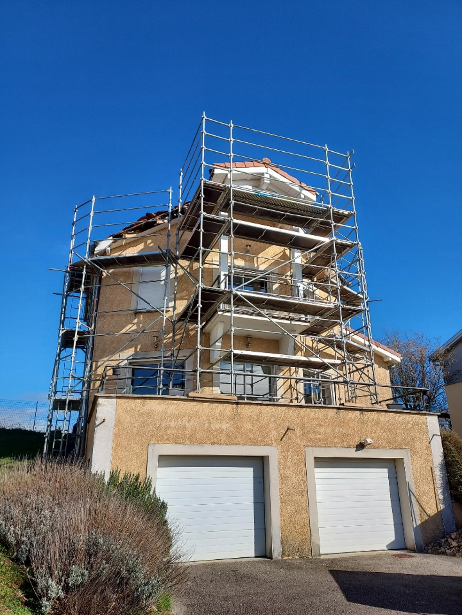 Échafaudage sur une maison individuelle à Saint-André-de-Corcy