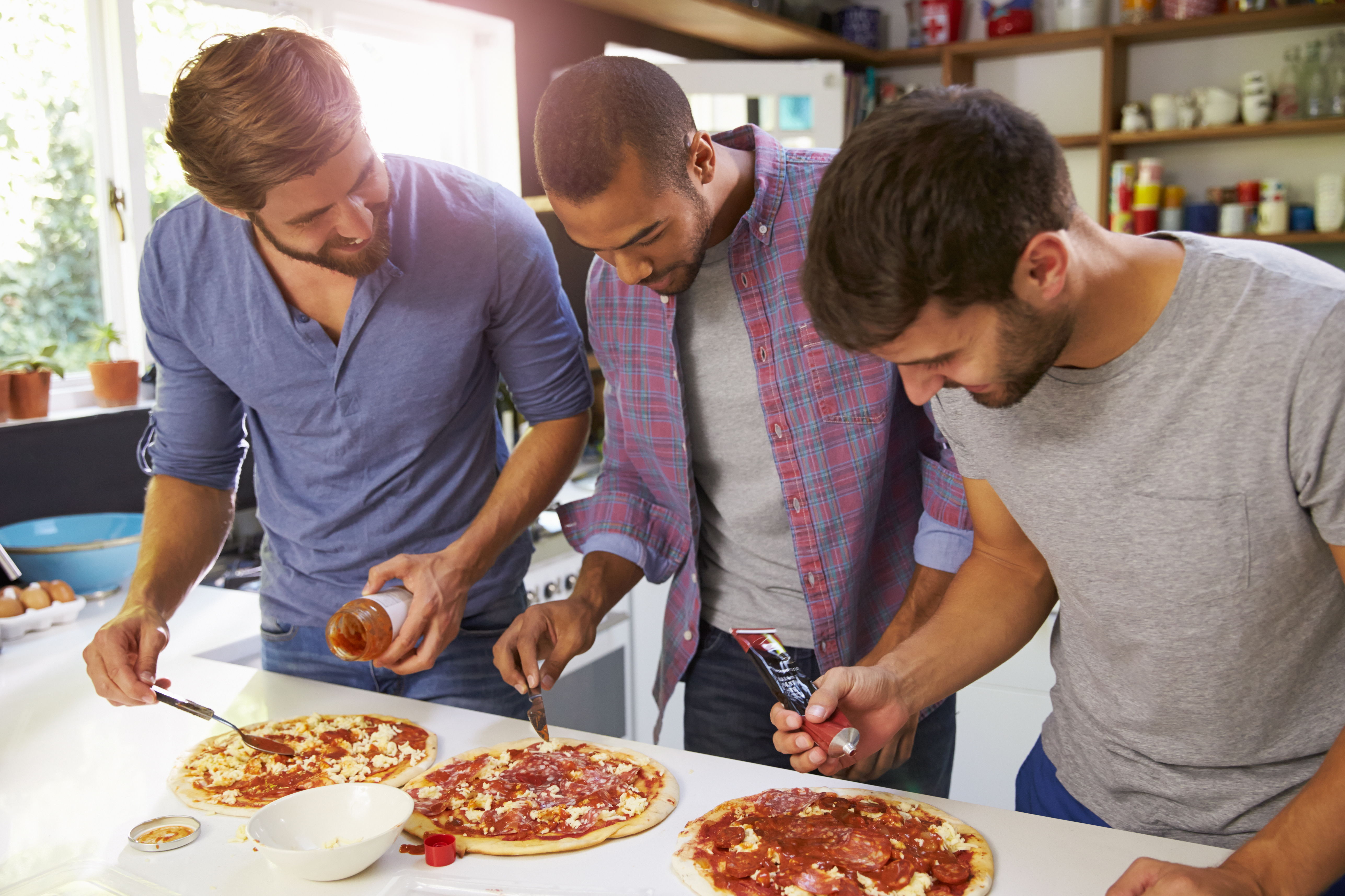 Человек делающий пиццу. Человек пицца. Люди в пиццерии. Мужчина с пиццей. Человек готовит пиццу.