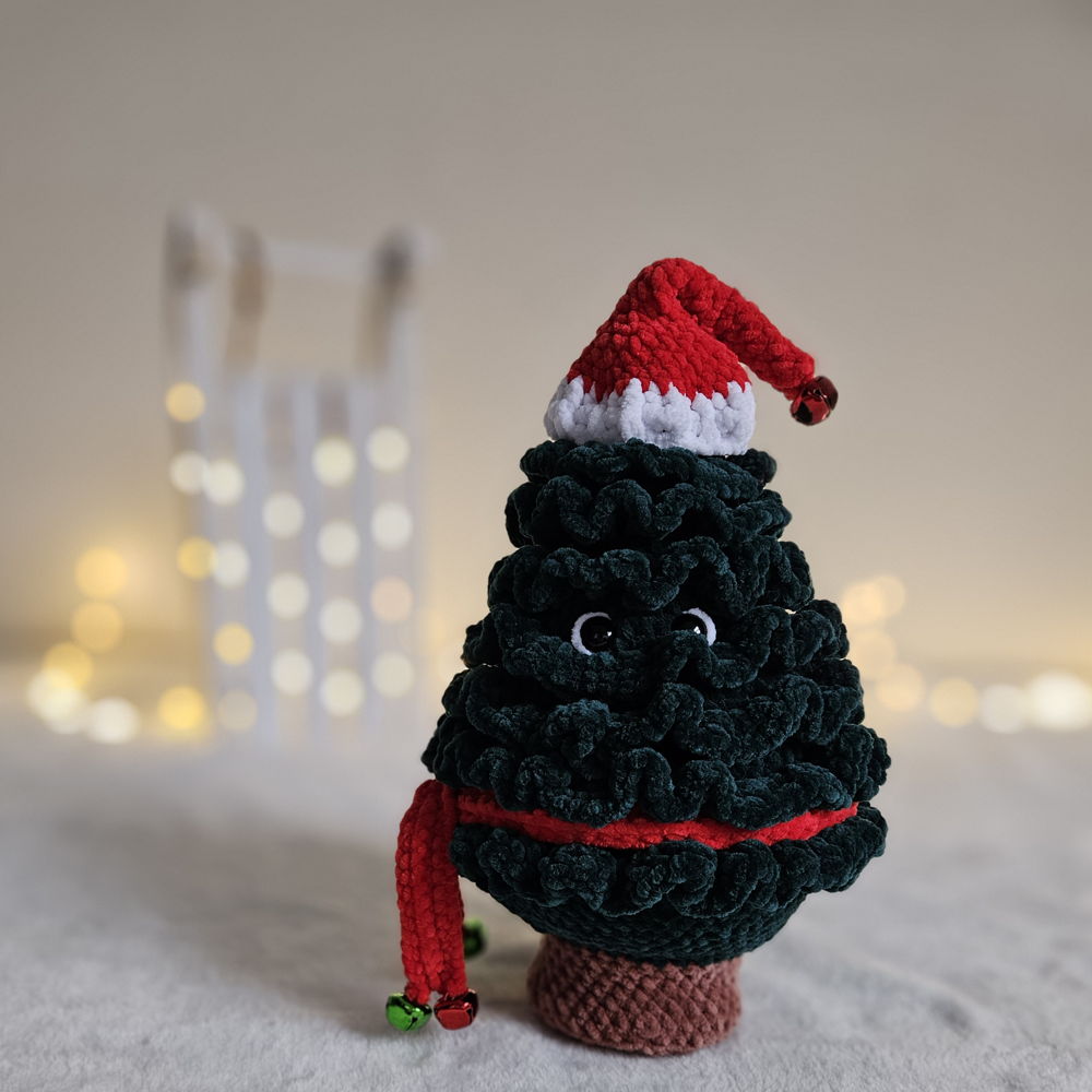 Kerstmuts voor het grappige kerstboompje