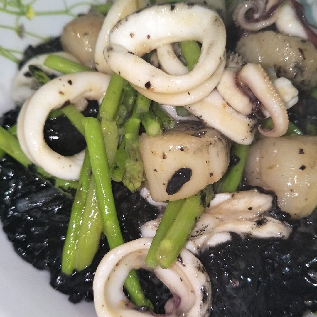 super tasty squid ink risotto with fresh sotong and prawns, Japanese scallops and baby asparagus - DELICIOUS!
