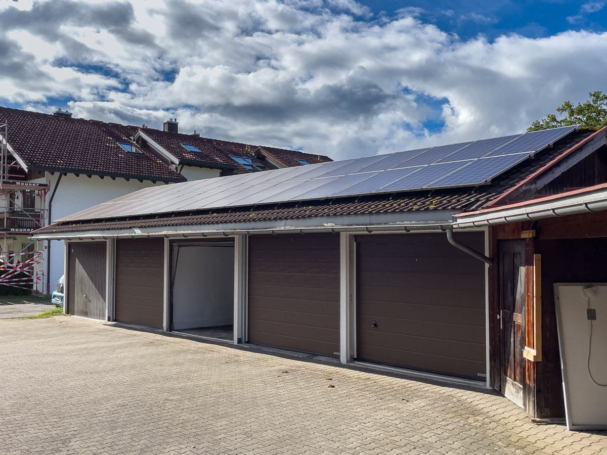 Foto Kundenreferenz Mehrfamilienhaus Altbau mit PV-Anlage auf Garagen