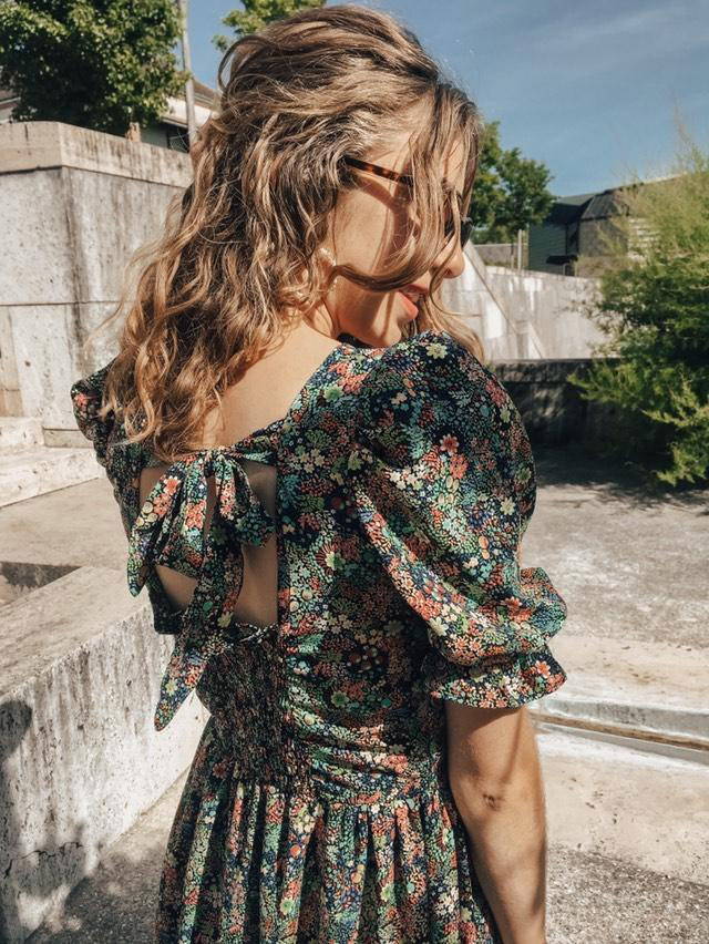 photo qui décrit la robe anamé portée par Eléa du compte instagram le museedele