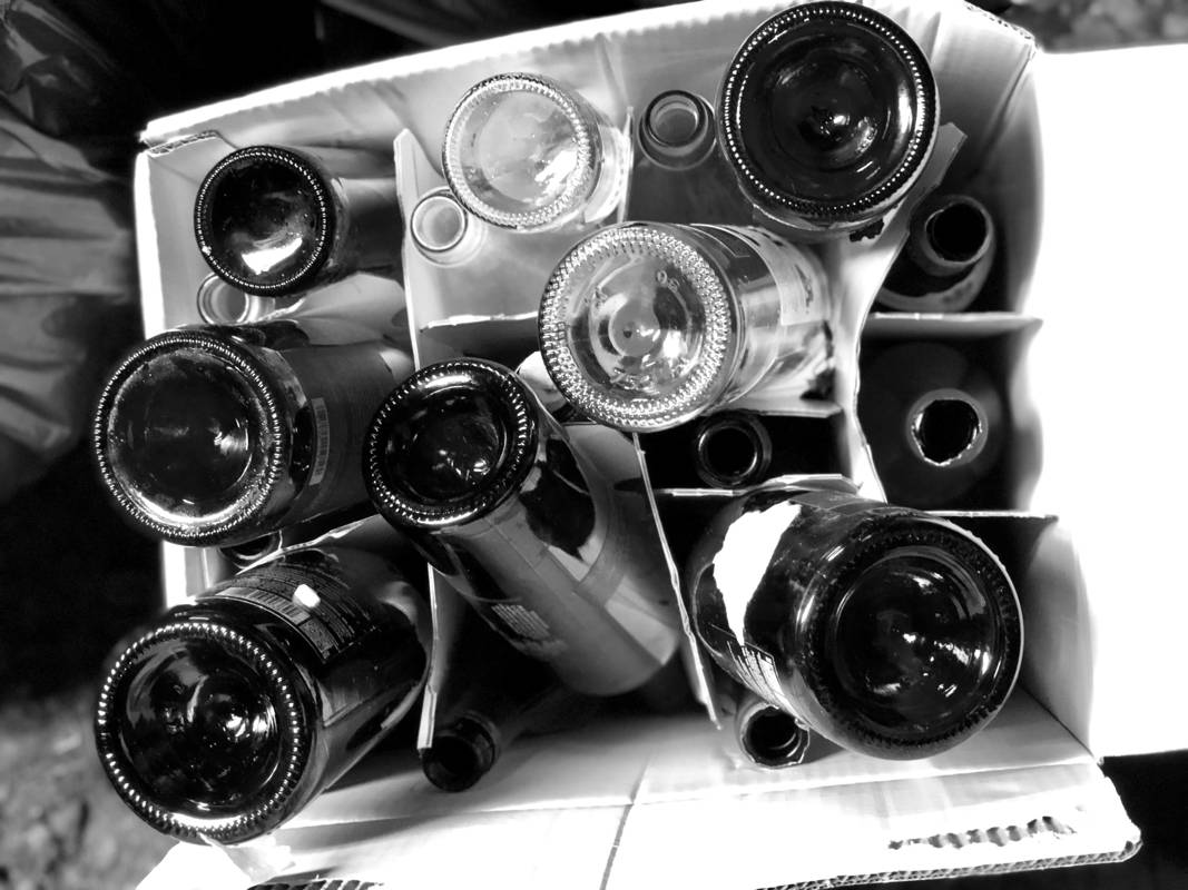 bouteilles de vin vides en vrac prêtes pour la consigne