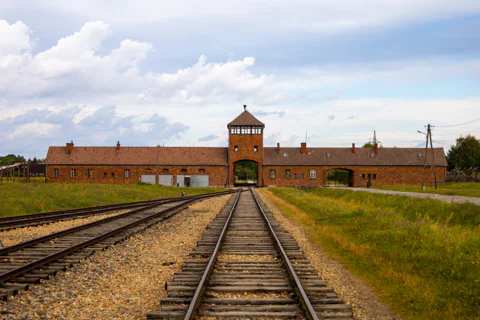 Private 8-Day Anne Frank Memorial Tour: Amsterdam to Auschwitz