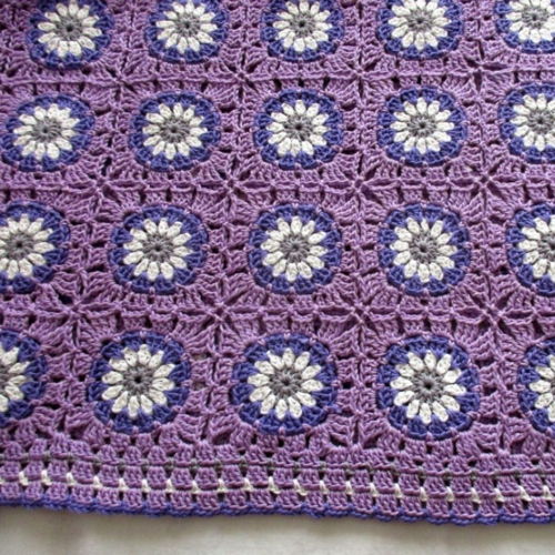 "Daisy garden" granny square baby blanket