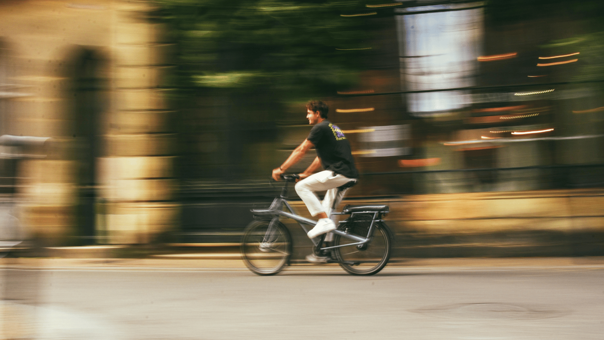 man die snel gaat op elektrische fiets