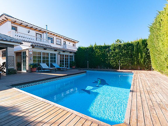  Torrevieja
- family-villa-with-pool-garden-and-bbq.jpg