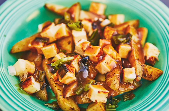 Poutine végé au halloumi grillé