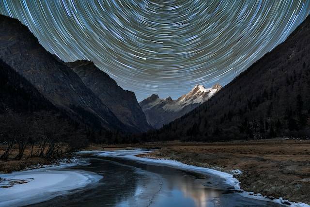 cielo stellato di notte. Fotografato con la tecnica del light painting e lunga esposizione
