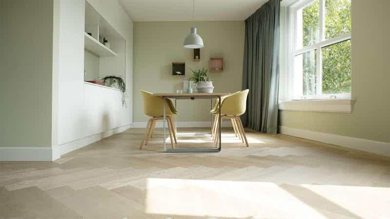 Houten visgraat vloer gelegd op vloerverwarming