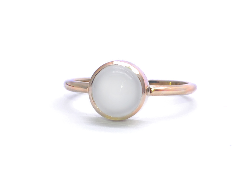 bague avec agate en serti clos